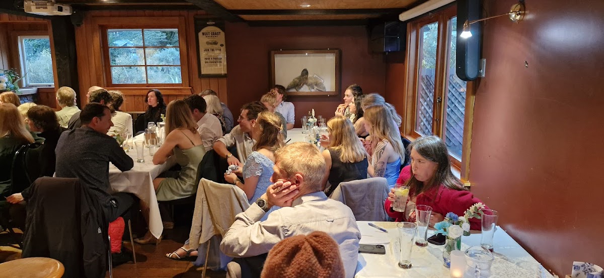 Alpine Parrot Cafe And Bar