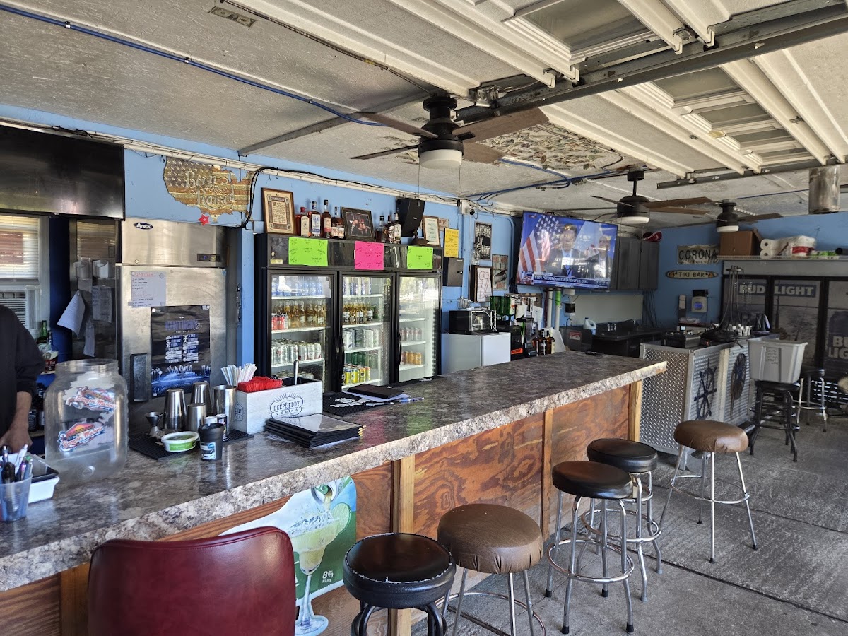 Benson Marina Restaurant & Willie’S Tiki Bar