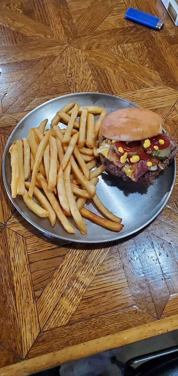 Blondie B Middletown Tavern