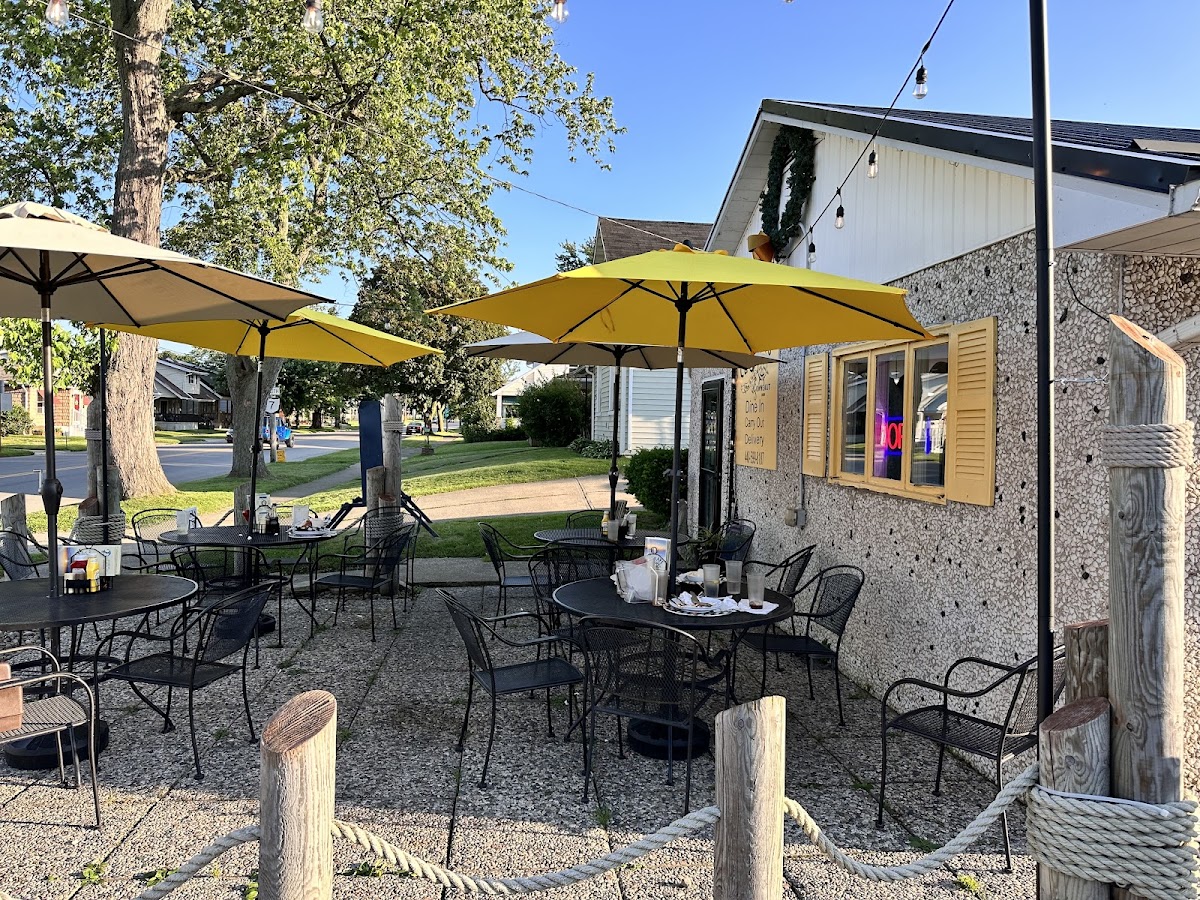 Castaways Pizza & Grill