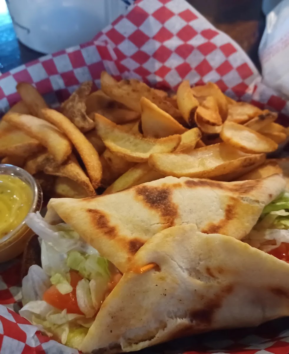 Classic's 3 Hot Spot Lounge And Restaurant