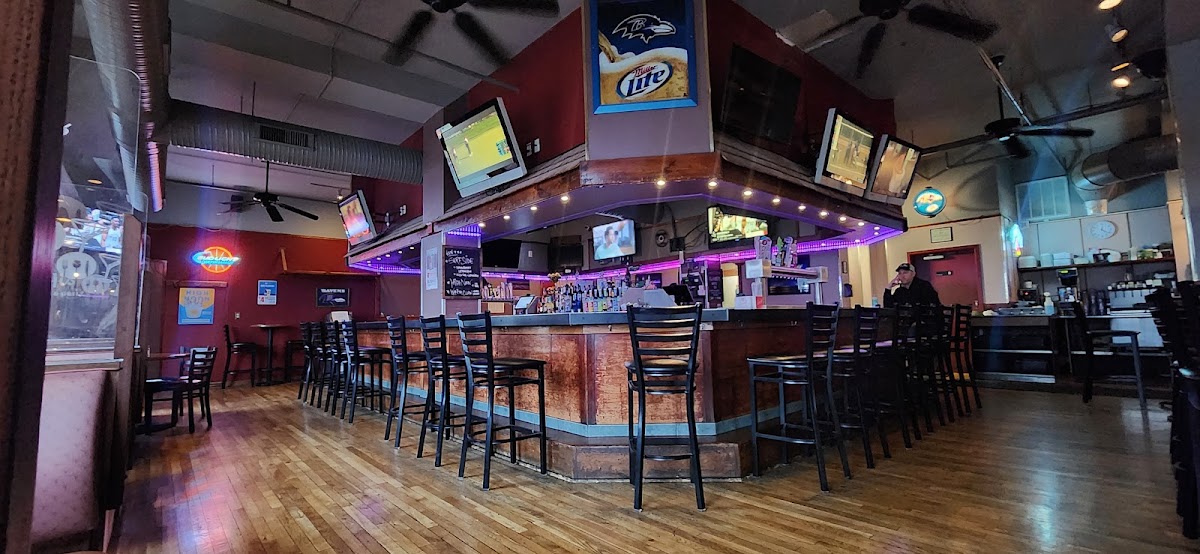 Dellis' Restaurant Bar & Grill