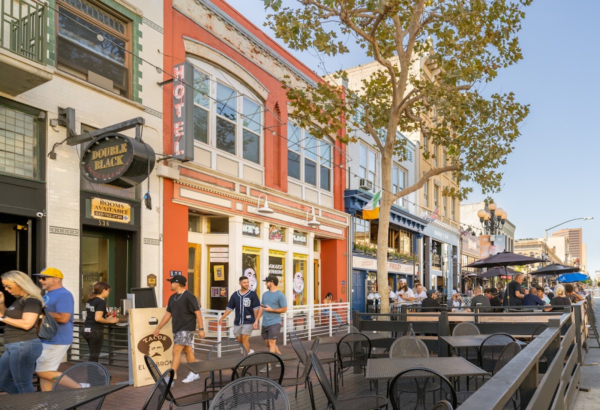 Double Black Lounge Bar & Kitchen