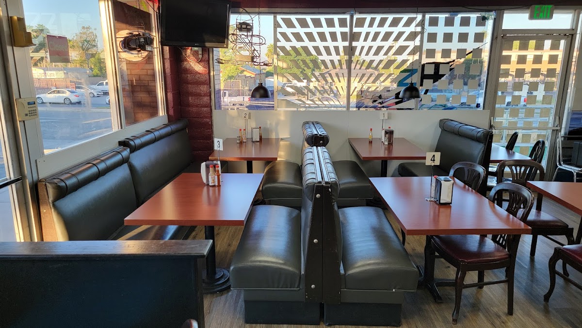 Mariscos Y Birrieria El Parral