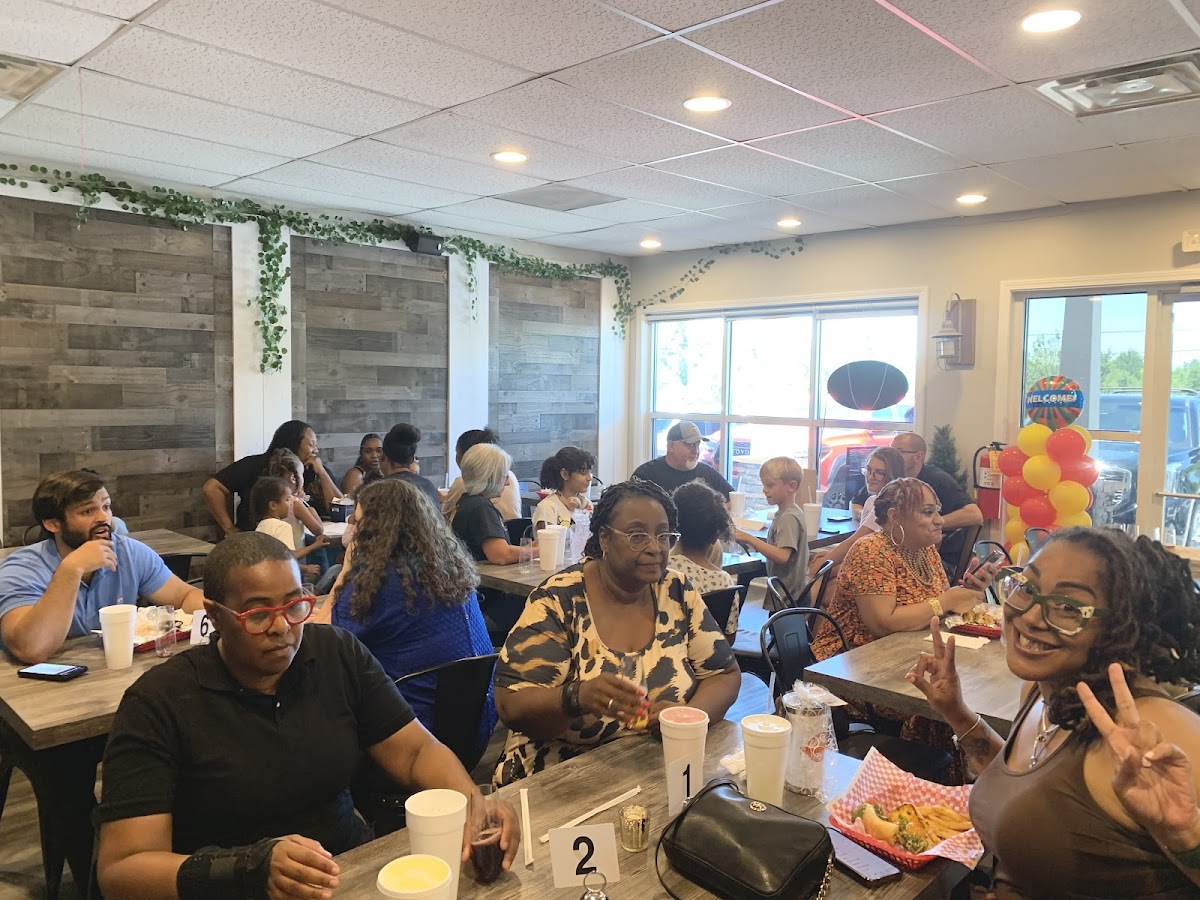 Potlucks Bar & Grill