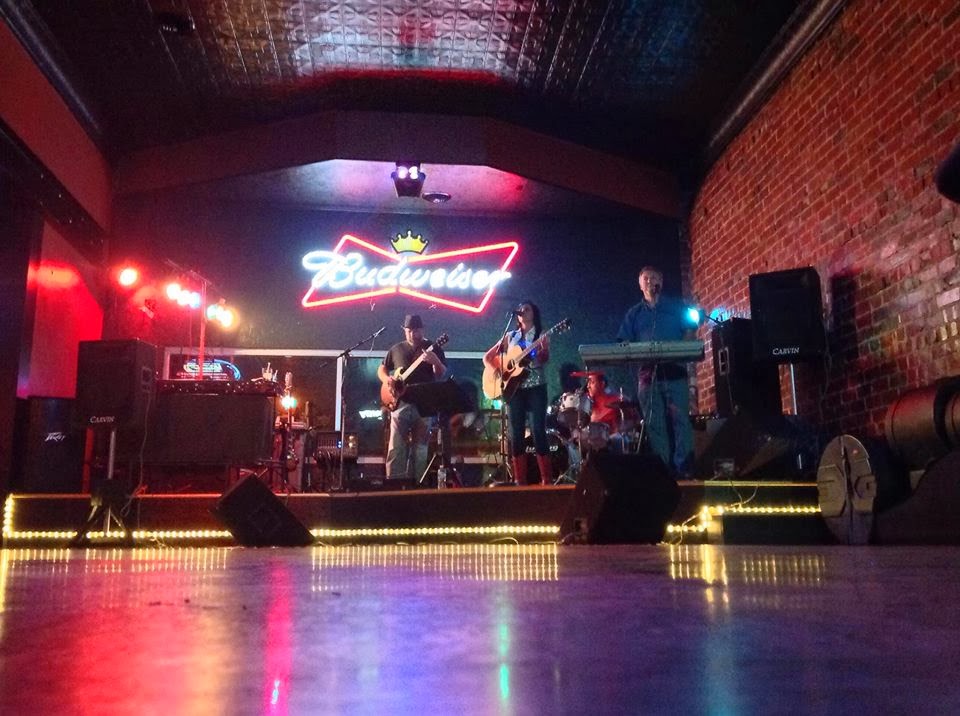 Pup's 212 Bar & Grill