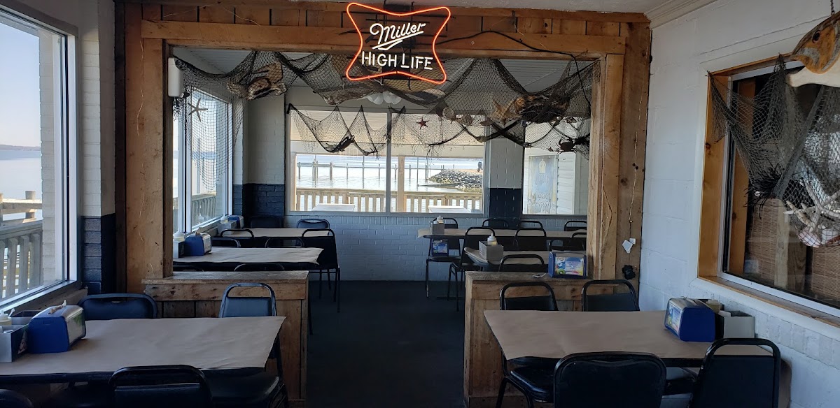 Seabreeze Restaurant & Tiki Bar