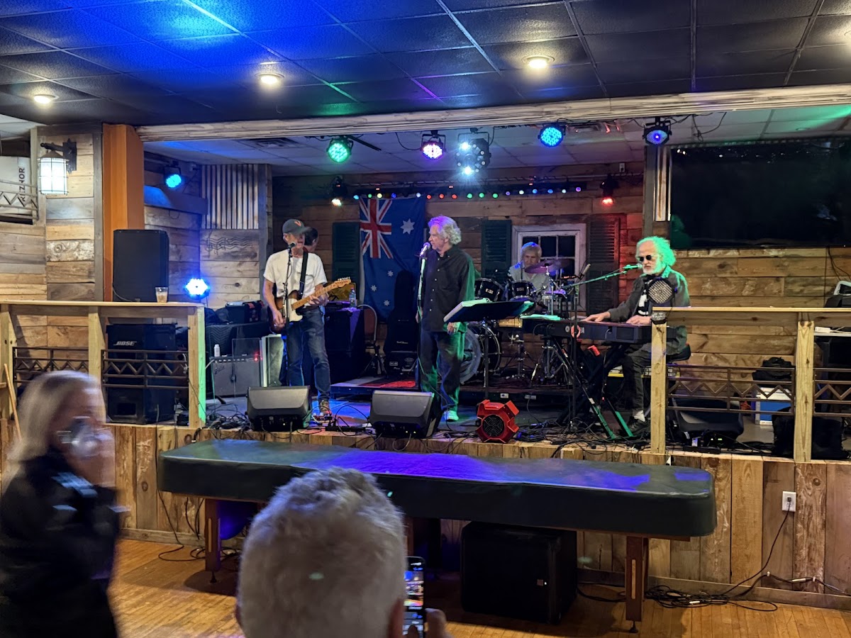 The 606 Featuring Walkabout Creek And The Quays